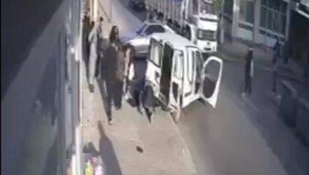 ARABAYLA ÇARPIŞAN HAFİF TİCARİ ARACIN YAYALARIN ORTASINA DALMASI KAMERADA: 4 YARALI