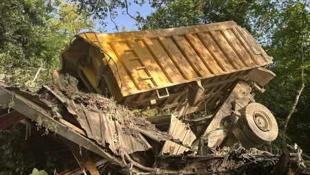 Freni Arızalanan Kamyon Uçuruma Devrildi